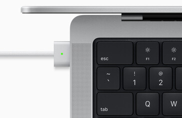 El conector MagSafe 3 ayuda a la carga. También está disponible la carga por USB. (Fuente de la imagen: Apple)