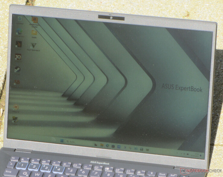 El ExpertBook B3 en el exterior.