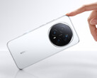 El Honor Magic 8 Pro cuenta con una cámara teleobjetivo "Ultra Night" de 200 MP. En la imagen: el teléfono en blanco. (Fuente de la imagen: Honor)
