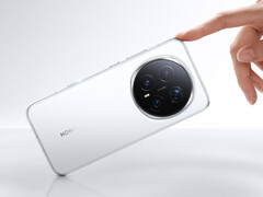 El Honor Magic 8 Pro cuenta con una cámara teleobjetivo &quot;Ultra Night&quot; de 200 MP. En la imagen: el teléfono en blanco. (Fuente de la imagen: Honor)