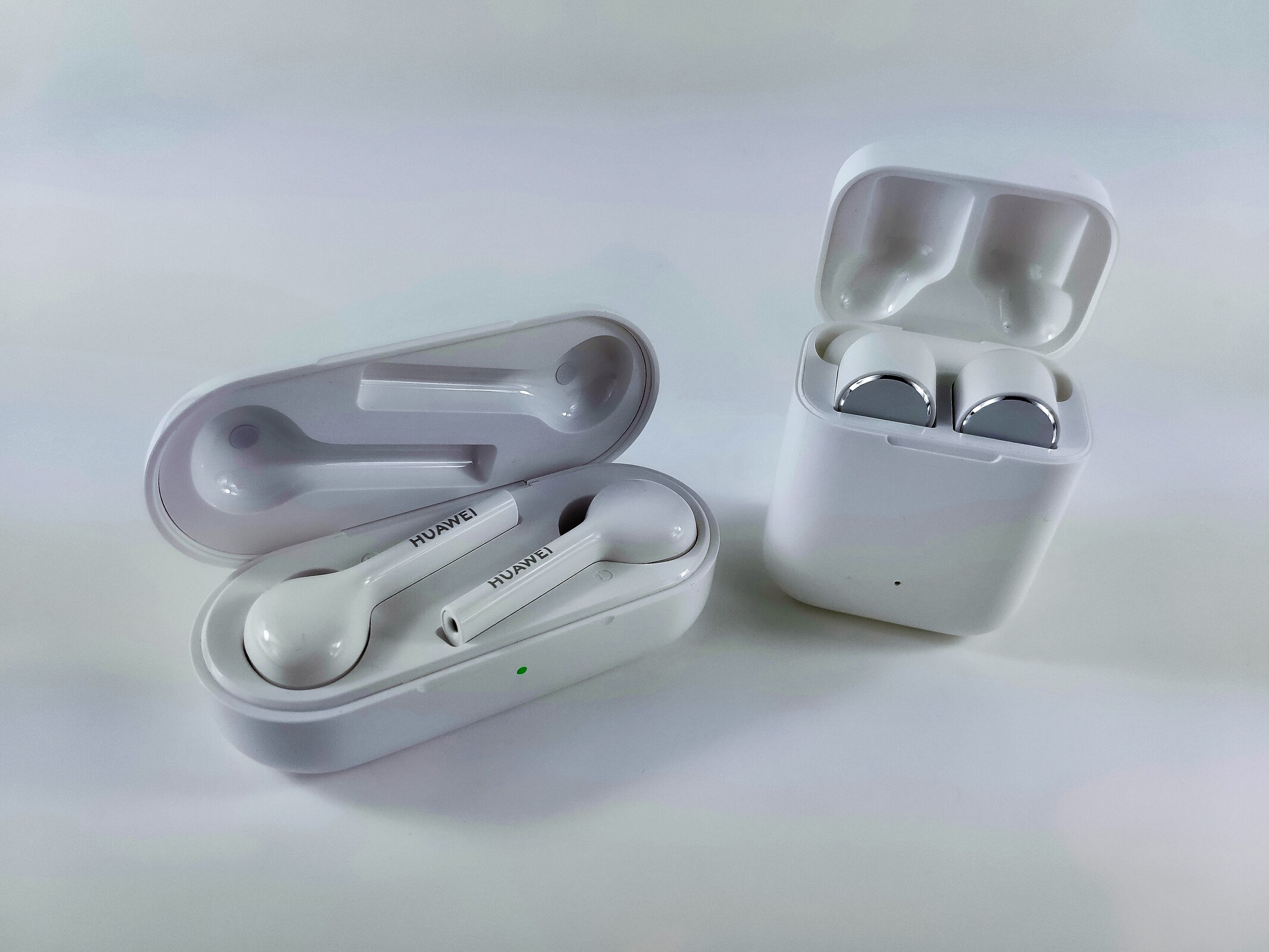 Mes Ligadura impuesto Revisión de auriculares internos verdaderamente inalámbricos: Huawei  FreeBuds Lite vs. Xiaomi Mi AirDots Pro - Notebookcheck.org