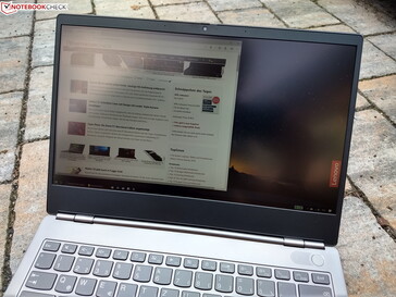 Uso del ThinkBook 13s-IWL al aire libre a la sombra