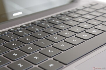 La sensación y los viajes con las teclas poco profundos recuerdan al MacBook Air. La luz de fondo blanca de dos niveles viene de serie