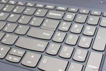El teclado numérico y las teclas de flecha son más pequeñas y esponjosas que las principales teclas QWERTY.