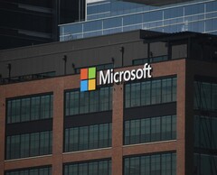 Edificio de oficinas de Microsoft con el logotipo de la empresa (Fuente de la imagen: Simon Ray/Unsplash)