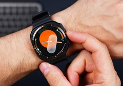 El Samsung Galaxy Watch podría bloquear algunas funciones tras un muro de pago en el futuro. (Fuente de la imagen: Daniel Romero)