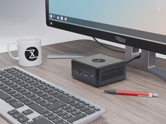 El Nano Pro Gen 14 cuesta a partir de 840 euros. En la imagen: el mini PC junto a un monitor, un teclado, una taza de té y un bolígrafo. (Fuente de la imagen: Tuxedo)