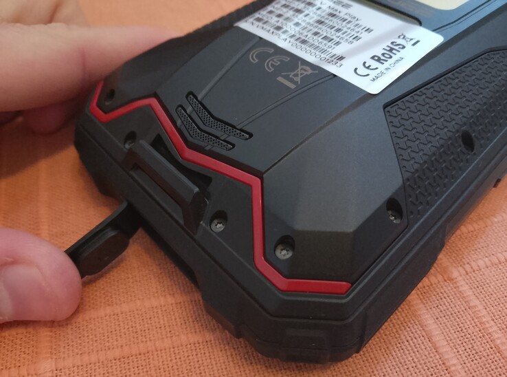 Puerto USB-C tras una solapa (Fuente de la imagen: Sergey Tarasov - Notebookcheck)