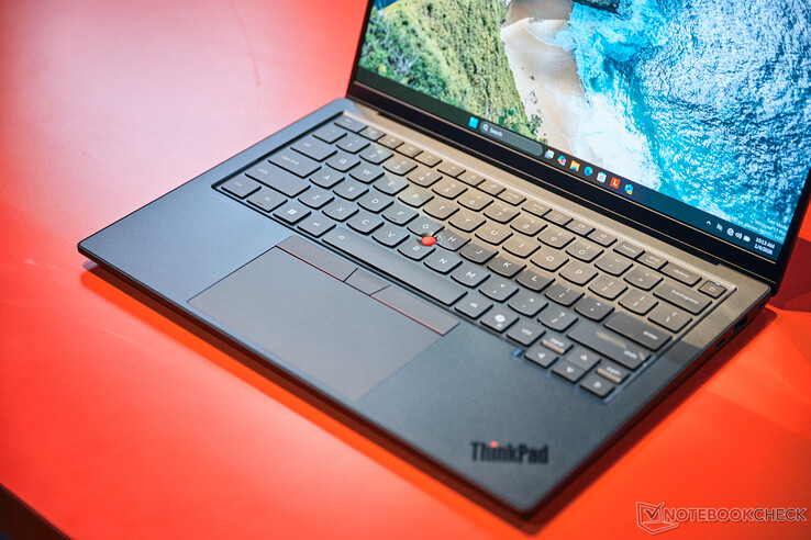 El nuevo diseño de teclado ThinkPad, expuesto en el Lenovo ThinkPad X1 Carbon Gen 14 (fuente de la imagen: Alexander Wätzel)