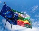 Las banderas de la Unión Europea ondean contra un cielo azul