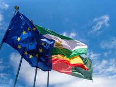 Las banderas de la Unión Europea ondean contra un cielo azul
