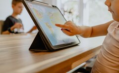 Múltiples apps educativas envían los datos de los estudiantes a terceros, a menudo sin su conocimiento. (Foto de Kelly Sikkema en Unsplash)