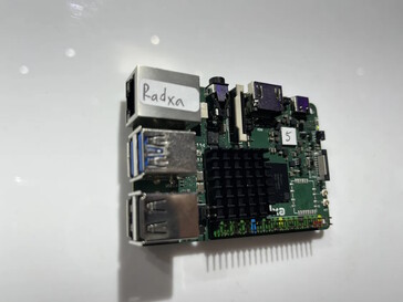 Dispone de USB y Ethernet (Fuente de la imagen: Andreas Sebayang)