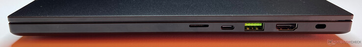 Lado derecho: lector de tarjetas microSD, USB-A 3.2 Gen.2 (10 Gbps), USB-C 4.0 (40 Gbps, DisplayPort 2.1, Power Delivery), HDMI 2.1, ranura de seguridad Kensington