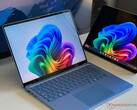 Se rumorea que el Surface Laptop 8 no contará con el chipset Snapdragon X2 más potente de Qualcomm, en la imagen del modelo actual.