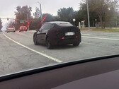 Tesla Model Y Juniper en pruebas con la barra de luces trasera encendida (Fuente de la imagen: TeslaDashCam/X)