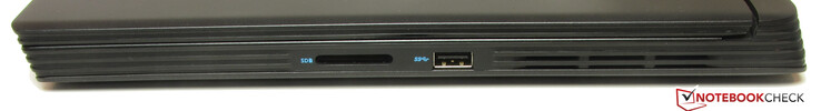 Lado derecho: lector de tarjetas de memoria (SD), USB 3.2 Gen 1 (Tipo A)