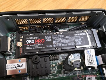 Ranura PCIe 4.0 2280 NVMe accesible. Las unidades 2242 o 2230 más cortas pueden funcionar técnicamente, pero no habrá tornillos para asegurarlas