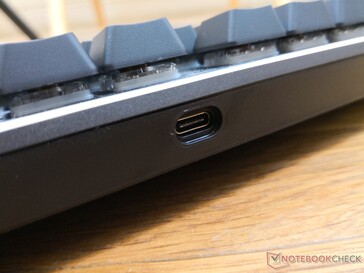 Los cables USB-C más gruesos pueden tener problemas para encajar completamente en el puerto USB-C empotrado