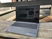 Uso de IdeaPad 720 al aire libre bajo el sol.