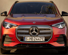 El nuevo Mercedes GLA se lanza al mercado como vehículo eléctrico con tecnología de 800 voltios, pero para recargarlo en estaciones de recarga rápida de 400 voltios se requiere un amplificador de corriente continua opcional.