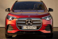 El nuevo Mercedes GLA se lanza al mercado como vehículo eléctrico con tecnología de 800 voltios, pero para recargarlo en estaciones de recarga rápida de 400 voltios se requiere un amplificador de corriente continua opcional.