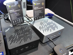 El ER936-AI y el ER937-AI se situarán entre los 1.000 y los 1.200 dólares. En la imagen: los dos mini PC en Computex 2025. (Fuente de la imagen: Team Pandory)