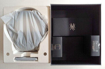 Auriculares y transmisor (izquierda), cables y bolsa (derecha). (Fuente de la imagen: Notebookcheck)