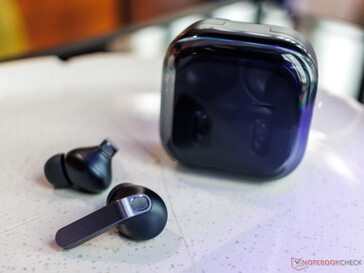 La carcasa rediseñada y el tallo metálico de los buds 4 Pro