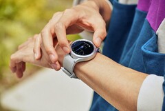 La serie Galaxy Watch6 verá el regreso del bisel giratorio del Galaxy Watch4 Classic, aunque con algunos retoques de diseño, este último en la imagen. (Fuente de la imagen: Samsung)