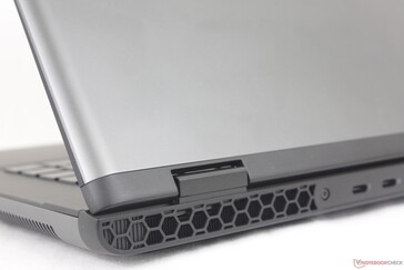 La tapa exterior y la cubierta inferior de aluminio anodizado contrastan con la cubierta más oscura del teclado