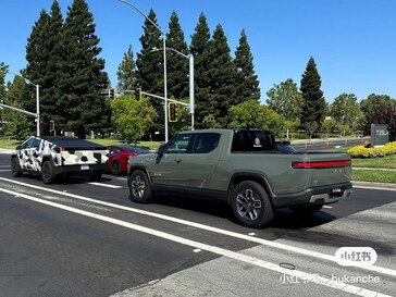 Cybertruck vs Rivian R1T tamaño