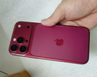 modelo de diseño iPhone 18 Pro en cerezo oscuro.