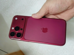 modelo de diseño iPhone 18 Pro en cerezo oscuro.