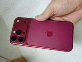 modelo de diseño iPhone 18 Pro en cerezo oscuro.