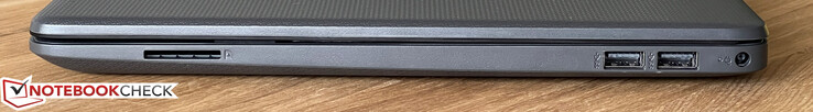 Derecha: Lector de tarjetas SD, 2x USB-A 3.2 Gen.1 (5 GBit/s), adaptador de corriente