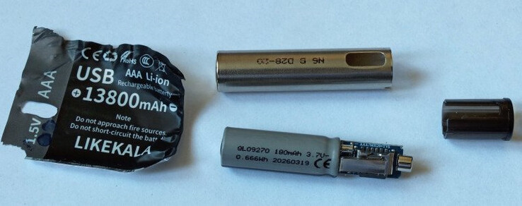Al retirar la película de plástico, quedó al descubierto una pila de litio de 180 mAh, así como un circuito de carga y limitación de tensión.