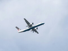 Un avión volando en el cielo (Fuente de la imagen: Kat von Wood vía Unsplash; recortada)