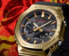 El Casio G-Shock GBM-2100CX-9AJR con bisel de oro grabado, en la imagen sobre un estilizado fondo rojo. (Fuente de la imagen: Casio Japón)