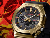 El Casio G-Shock GBM-2100CX-9AJR con bisel de oro grabado, en la imagen sobre un estilizado fondo rojo. (Fuente de la imagen: Casio Japón)
