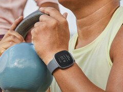 La Fitbit Versa 4 ya tiene más de tres años (Fuente de la imagen: Fitbit)