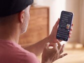 Persona que firma con una sola mano delante de un teléfono Pixel en el que se muestra el texto reconocido en Gboard