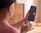 Persona que firma con una sola mano delante de un teléfono Pixel en el que se muestra el texto reconocido en Gboard