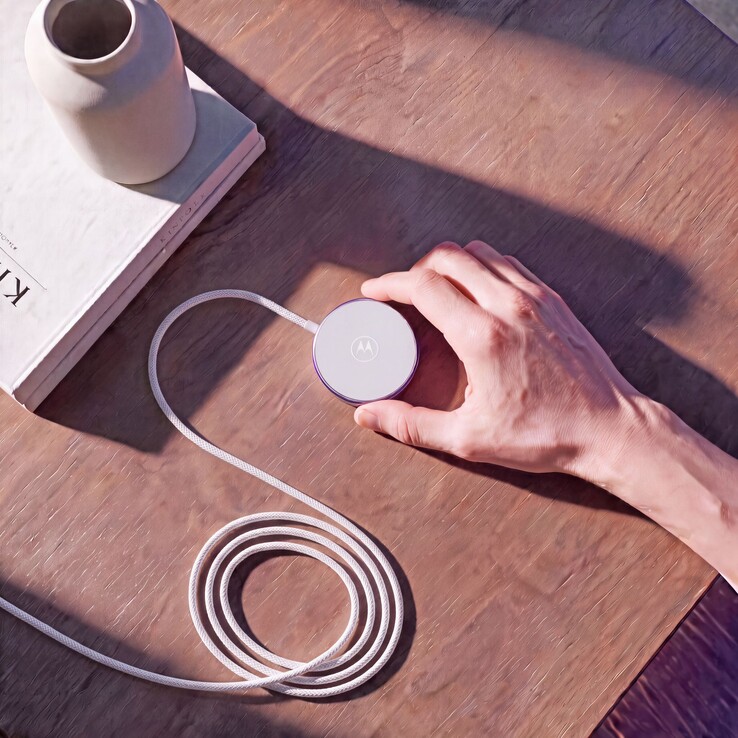 La alineación magnética mantiene el teléfono fijado a la base, y las fundas magnéticas compatibles pueden permanecer colocadas durante la carga.