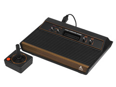 Una videoconsola retro, la Atari 2600, fotografiada sobre un fondo blanco liso. (Fuente de la imagen: Evan-Amos en Wikimedia Commons)