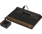 Una videoconsola retro, la Atari 2600, fotografiada sobre un fondo blanco liso. (Fuente de la imagen: Evan-Amos en Wikimedia Commons)