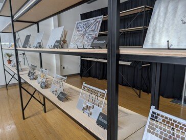 El proceso de fabricación del nuevo bastidor base de aleación metálica y de la tapa exterior comienza cada uno con un bloque de aleación de aluminio 6063