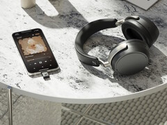 Los auriculares inalámbricos HDB 630 de Sennheiser incluyen un transmisor USB-C para smartphones compatible con la transmisión de audio aptX Adaptive de alta resolución. (Fuente de la imagen: Sennheiser)