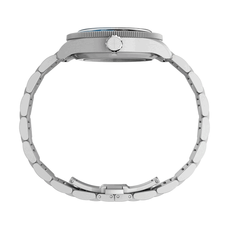 Reloj Timex Pan Am Waterbury Automatic GMT mostrado de perfil, en el que destacan su caja de acero inoxidable cepillado y su corona de gran tamaño con el logotipo de Pan Am.
