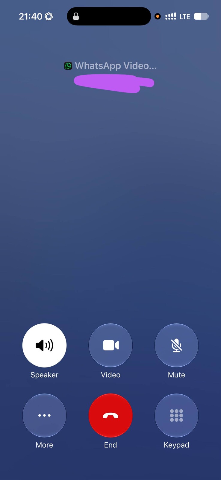La interfaz de llamadas de WhatsApp en los iPhone utiliza la pantalla de red móvil nativa de Apple